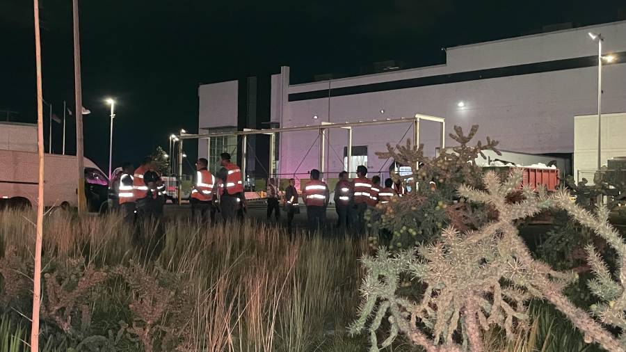 Elementos de Protección Civil acudieron a la empresa para verificar las condiciones tras el reporte de incendio.