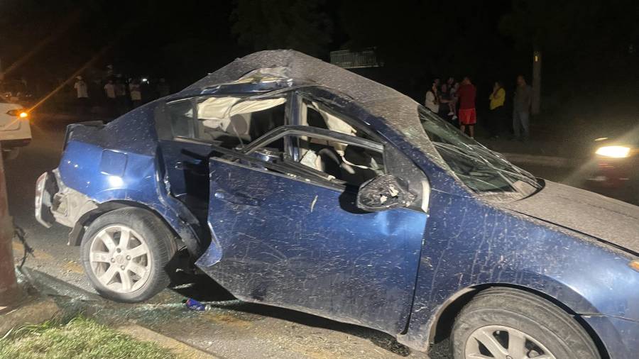 El auto terminó como pérdida total tras el aparatoso accidente.