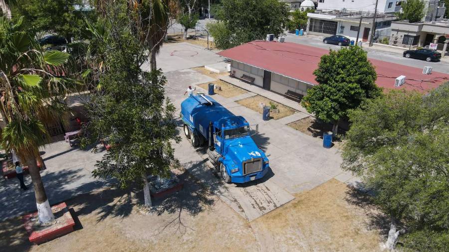 En Sabinas se desplegó un operativo de pipas para abastecer de agua a tres planteles educativos. FOTO: CORTESÍA