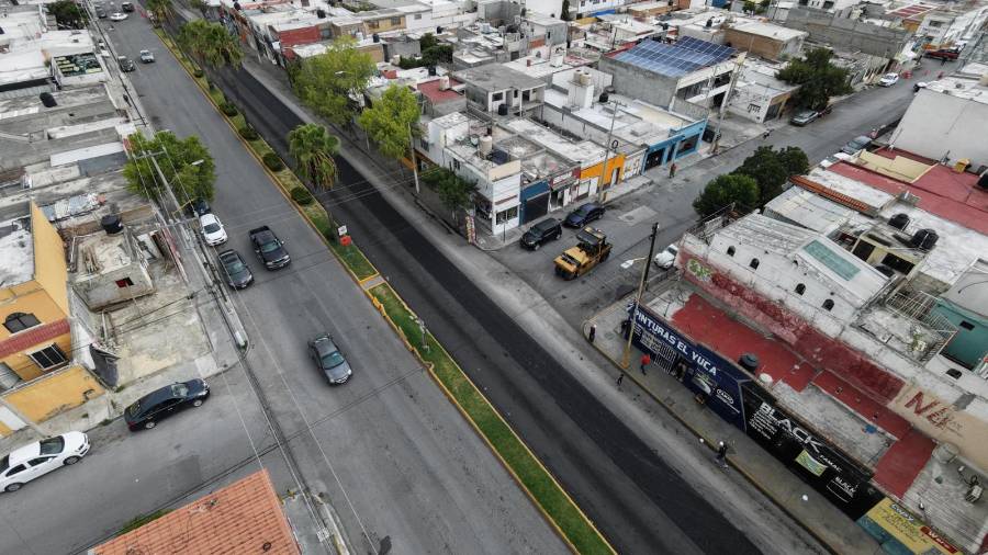 Cuadrillas municipales realizaron trabajos de riego de sello en el bulevar Francisco Coss.