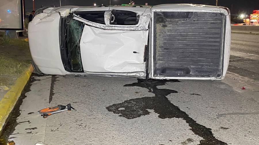 La camioneta Peugeot terminó volcada sobre su costado izquierdo luego de que el conductor perdiera el control al intentar evitar un choque con otro vehículo que presuntamente invadió su carril sobre el bulevar Venustiano Carranza.