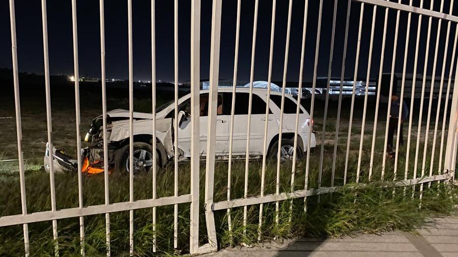 De acuerdo con los primeros reportes, el conductor perdió el control del volante antes de subir a la banqueta y estrellarse contra la estructura perimetral de la institución educativa.