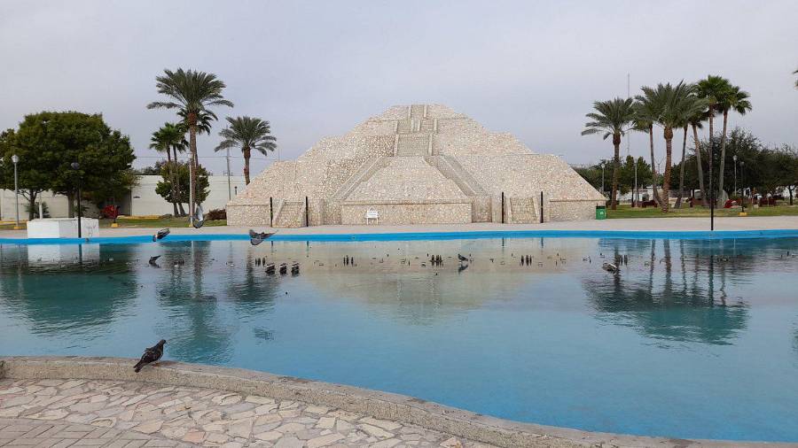 Personal de Obras Públicas de Piedras Negras realiza labores de impermeabilización especializada en la Pirámide de la Plaza de las Culturas.