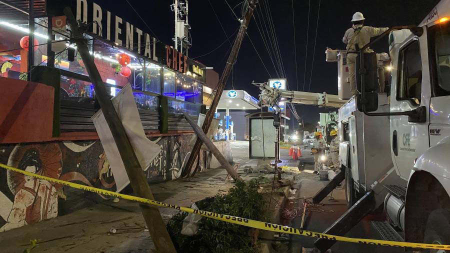 Personal de la CFE trabajó durante horas para restablecer el servicio eléctrico.