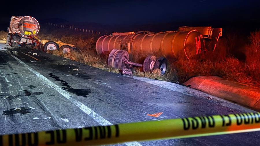 La pipa de diésel terminó fuera de la carpeta asfáltica luego de intentar esquivar el impacto frontal.