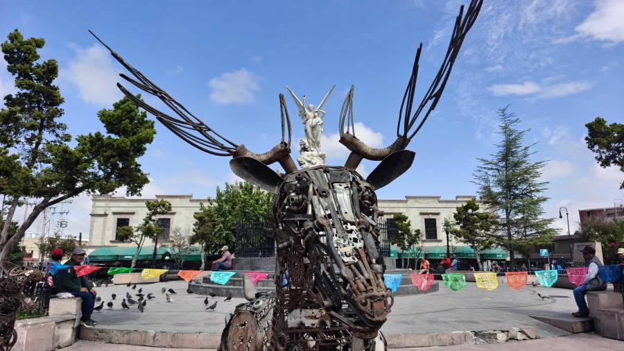 El arte de la escultura en metal llega a la Plaza Acuña con figuras de la fauna silvestre de Coahuila