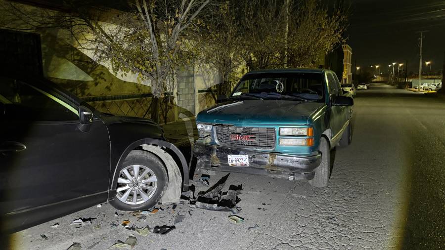 La camioneta GMC Sierra terminó con daños en la parte frontal tras el impacto en Virreyes Residencial.