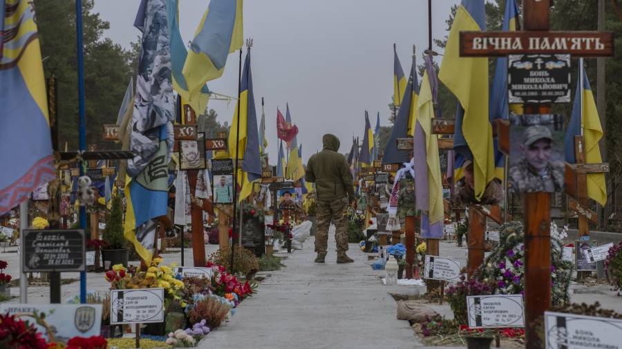 Un soldado camina por el cementerio de Lisove en Kiev, Ucrania, el 4 de diciembre de 2025. El plan estadounidense-europeo para proteger a Ucrania de futuros ataques rusos una vez finalizada la guerra actual exige un ejército ucraniano más robusto, el despliegue de fuerzas europeas en el país para disuadir otra invasión y un mayor uso de la inteligencia estadounidense, según funcionarios familiarizados con los borradores de dos documentos de seguridad que detallan la propuesta.