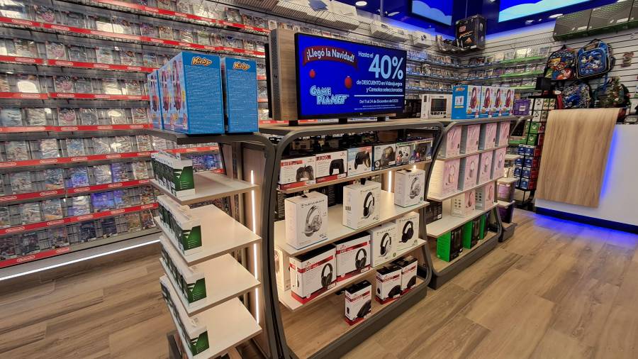 Además de videojuegos y consolas, también venden periféricos.