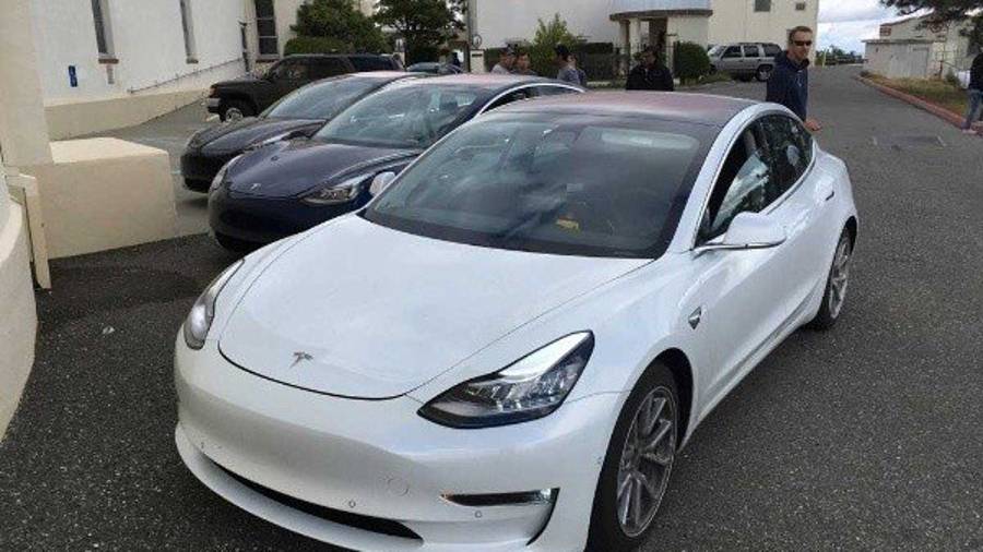 Hombre compra 28 autos eléctricos Tesla por 'error'