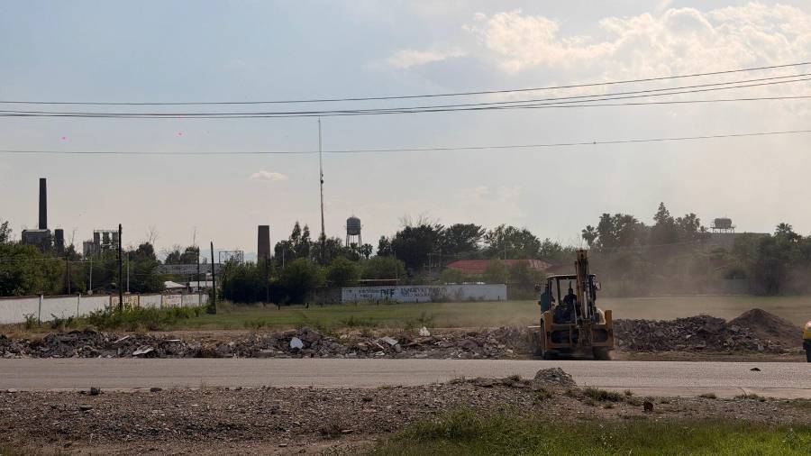 Maquinaria comenzó el derribo del estadio “Chuy Moreno” en Nueva Rosita, cerrando un espacio histórico del béisbol regional.