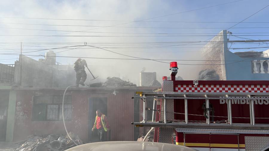 Bomberos controlaron un incendio en la azotea de un domicilio de la calle Aeropuerto de Mérida, en la colonia Isabel Amalia.