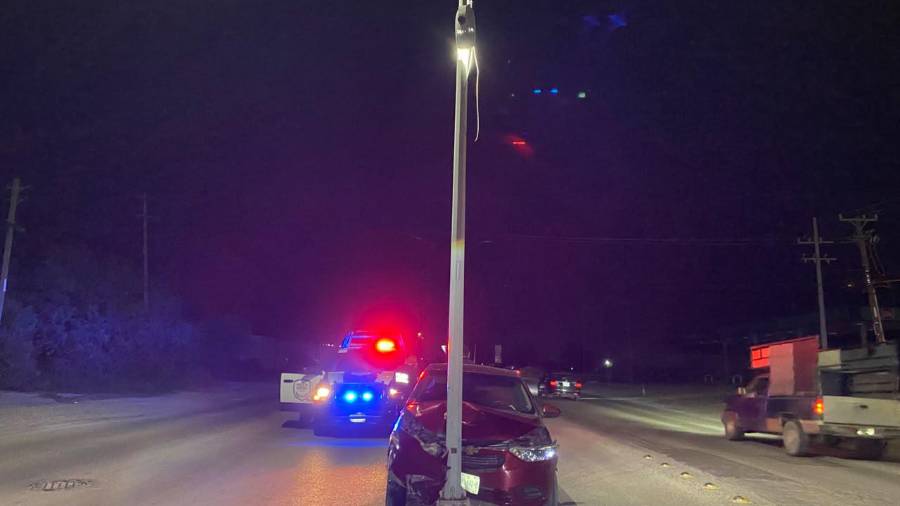 El Chevrolet Aveo terminó sobre el camellón central tras impactarse de frente contra una luminaria ubicada en Calzada Antonio Narro.