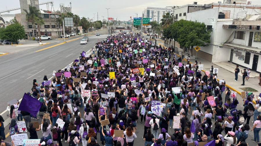 Durante el recorrido, manifestantes portaron pancartas y pañuelos morados y verdes para exigir justicia y el fin de la violencia de género.