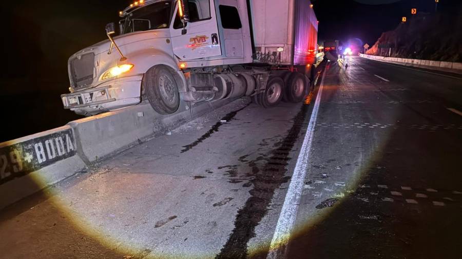 El accidente ocurrió metros antes de ingresar al túnel, en los carriles con dirección hacia Saltillo.