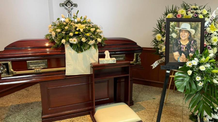 Familiares y amigos se reunieron en una funeraria de Torreón para despedir a Nedi Edit Nevárez González.