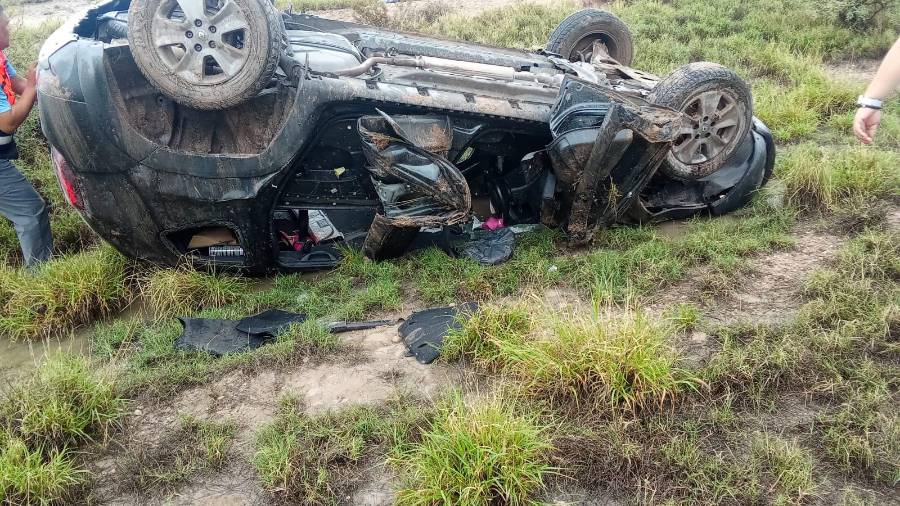 La camioneta Nissan Datsun terminó con severos daños luego de salir de la carpeta asfáltica y volcar.