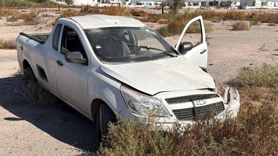 La camioneta Tornado terminó volcada en un lote baldío tras el impacto lateral con un Toyota Camry en Luis Donaldo Colosio.
