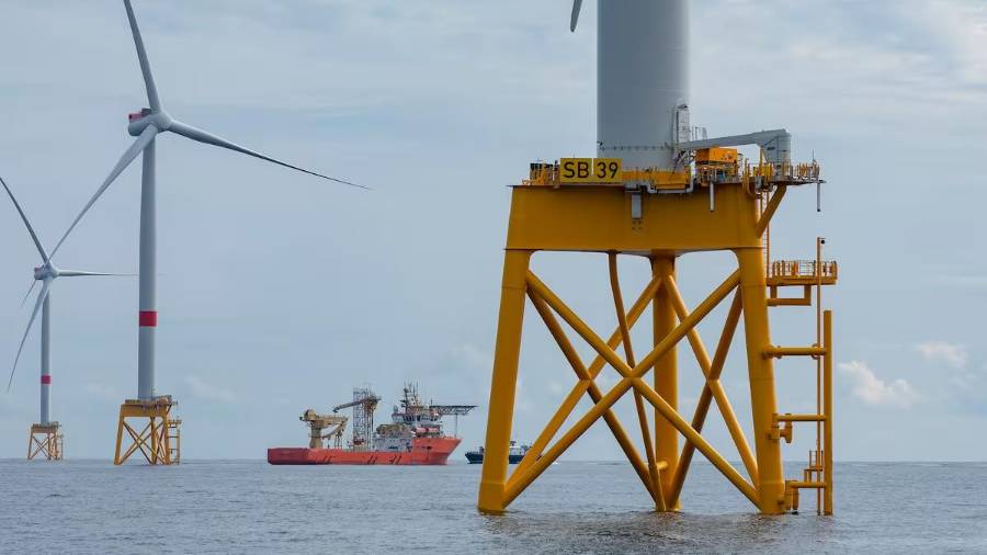 La decisión, que revoca los arriendos concedidos por el Gobierno de Joe Biden (2021-2025), deja en el aire inversiones de miles de millones de dólares y el futuro de este tipo de energía en la costa este. FOTO: