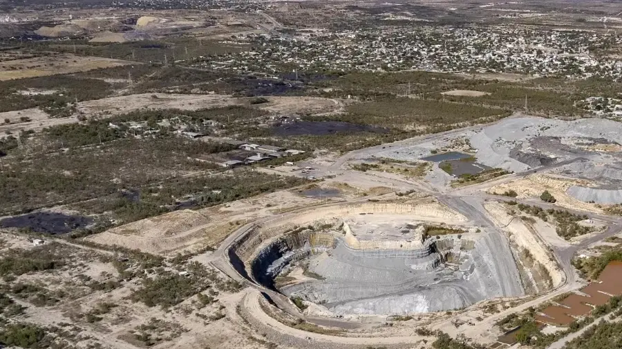 El enorme tajo mide 64 metros de profundidad; fue hecho para permitir el rescate de 10 mineros atrapados.