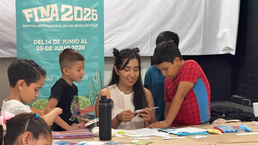 Rodeada de niñas y niños, Likabet impartió durante tres días un taller de Paper Art &amp; Design como parte del Festival Internacional de las Artes de Saltillo (FINA).