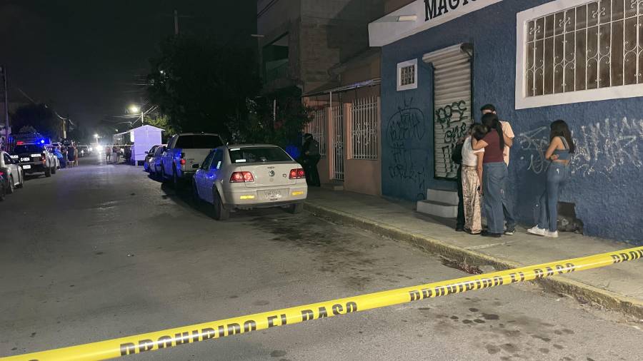 Familiares y autoridades permanecieron en el exterior de la vivienda mientras la Fiscalía realizaba las diligencias correspondientes.