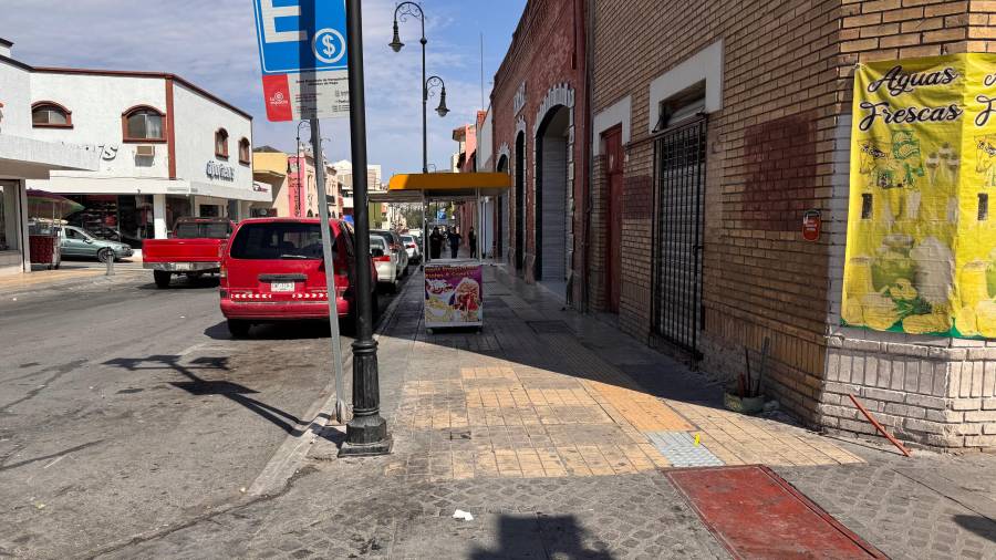 Banquetas angostas, ruido constante y negocios improvisados borraron la caminata ritual