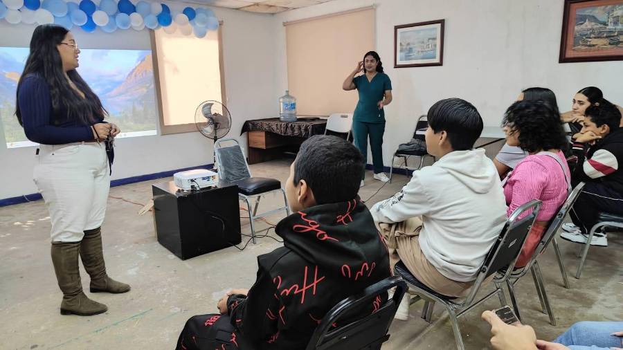 Jóvenes participan en ejercicios de meditación como parte del taller de Arte-Terapia.