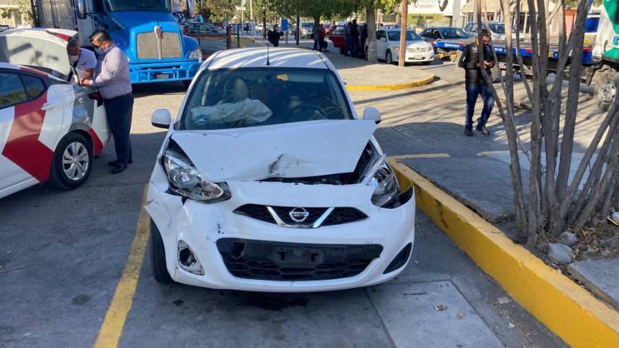 Luego del encontronazo paramédicos de Cruz Roja acudieron al lugar para valorar a ambos conductores.
