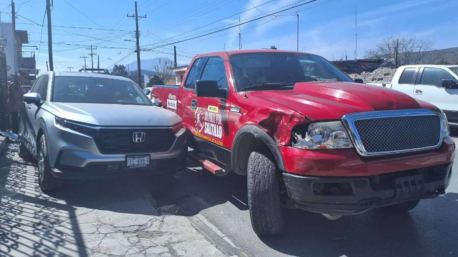 El accidente ocurrió en el cruce de las calles Álvaro Obregón y Ramón Mendoza, en la zona centro de Saltillo, generando la movilización de Tránsito Municipal.
