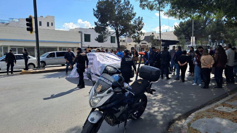 Docentes se manifestaron sobre el bulevar Venustiano Carranza para denunciar presuntos retrasos de hasta un mes en el pago de salarios y prestaciones.