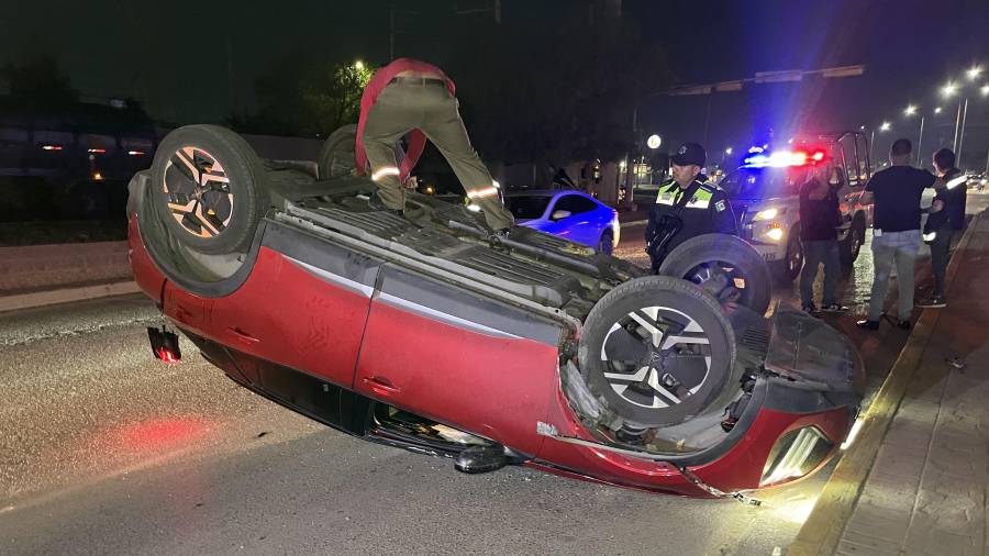 A pesar de lo aparatoso del siniestro, la conductora logró salir por su propio pie sin presentar lesiones, solicitando posteriormente el apoyo de las autoridades municipales para atender la situación.