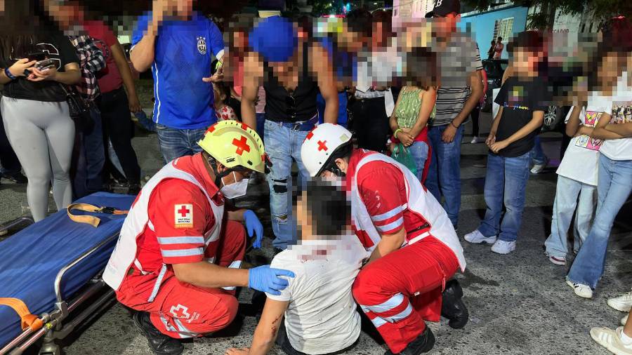 Tras el impacto, los ocupantes de la motocicleta salieron proyectados contra el pavimento, sufriendo diversas lesiones que requirieron atención prehospitalaria por parte de los cuerpos de emergencia.