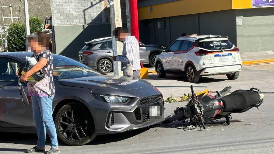 El percance se registró cuando un automóvil salió sin precaución de la calle Sexta, quitándole el derecho de paso al conductor de la motocicleta.