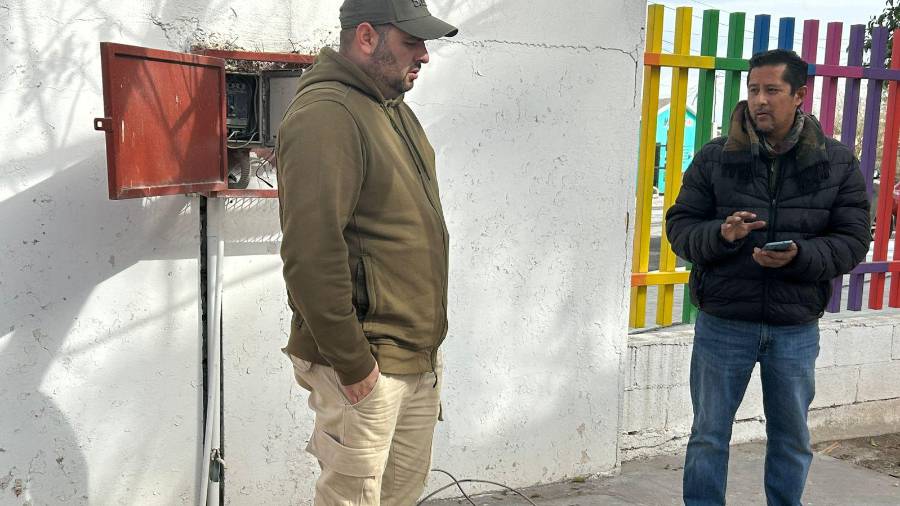 Personal educativo revisa las afectaciones tras el robo de cableado en el plantel.