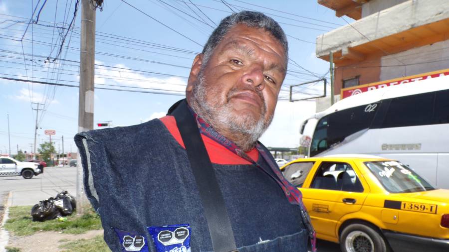 Arturo Morales Herrera recorre diariamente calles y cruceros de Saltillo para obtener el sustento mediante la venta de dulces.