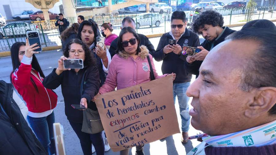 Nuevamente los pacientes de hemodiálisis del IMSS, bloquearon el bulevar Venustiano Carranza; exigen un mejor servicio.