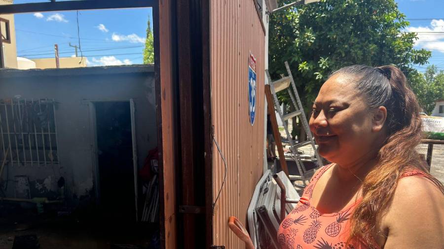 Entre lodo y muebles destruidos por el agua, la familia intenta rescatar lo poco que quedó de su patrimonio tras la inundación.