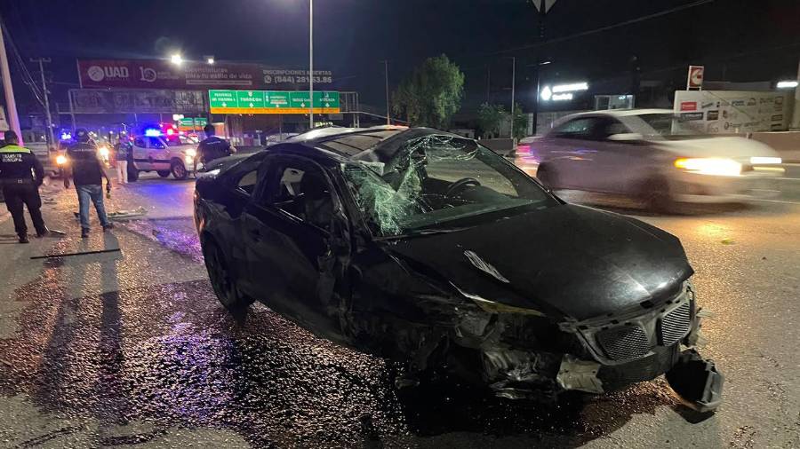 El Pontiac G5 presentó daños considerables después de subir a la banqueta, impactarse contra la fachada de un negocio y volcar a la altura del distribuidor vial El Sarape.
