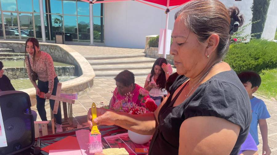 Activistas y familias iniciaron en Saltillo el Taller de Cruces Rosas como una forma de exigir justicia.