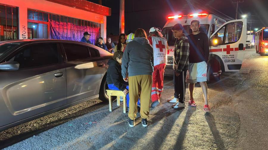 La mujer atropellada sufrió diversas lesiones que requirieron su traslado a la Clínica 82 del Seguro Social.