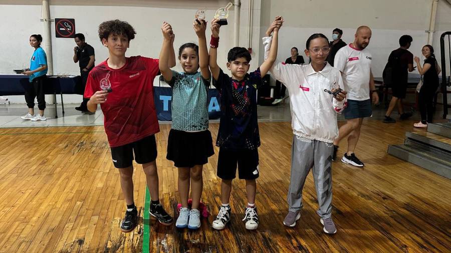 Andrés Viloria celebra su campeonato Sub-9 tras una jornada completa en Mérida.