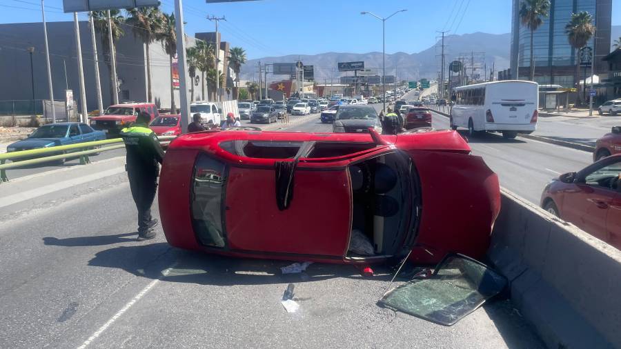 Paramédicos de la Cruz Roja brindaron los primeros auxilios a Claudia “N” en el lugar del percance.