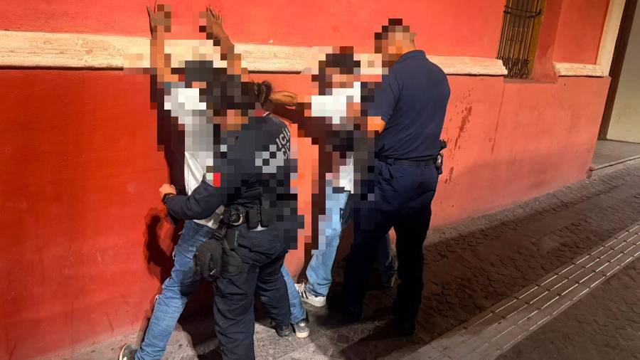 Vecinos alertaron sobre dos jóvenes que merodeaban entre los automóviles y presuntamente intentaban abrir al menos dos unidades.