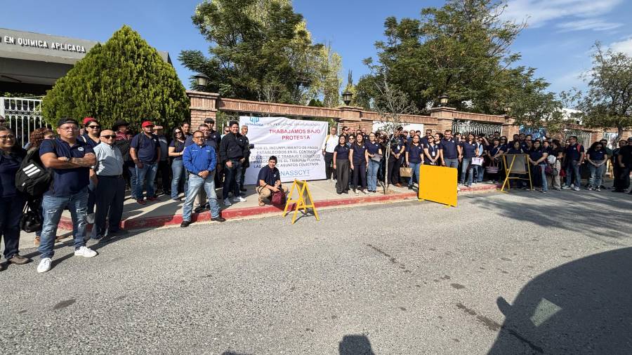Trabajadores del CIQA en Saltillo se manifestaron pacíficamente este miércoles para exigir el pago de prestaciones e incrementos salariales.