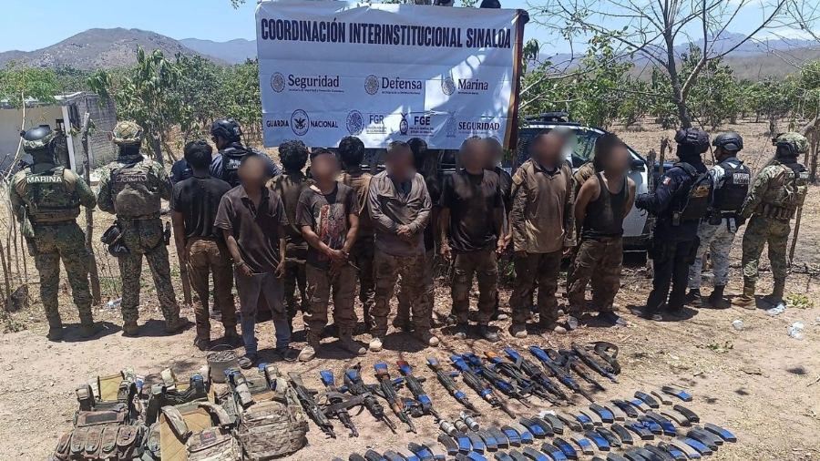 Elementos de la Marina aseguraron armas largas, explosivos y equipo táctico tras repeler una agresión armada en El Rosario, Sinaloa.