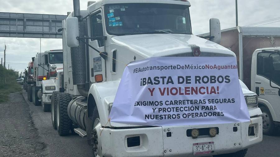 Con pancartas contra la inseguridad, transportistas se sumaron al paro nacional sobre la carretera federal 57, en los límites de Monclova y Castaños.