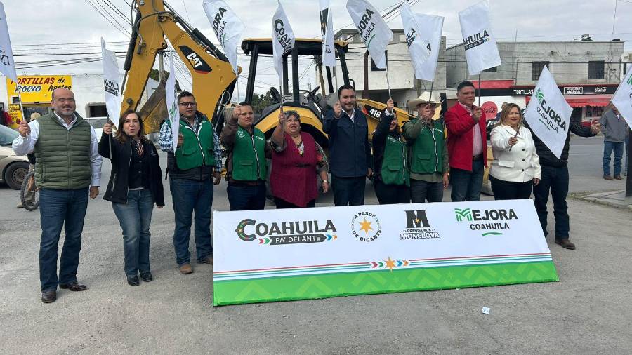 Autoridades municipales dieron el banderazo de arranque a las obras de pavimentación en las calles Jacarandas y Tulipán, en la colonia Elsa Hernández de Monclova.