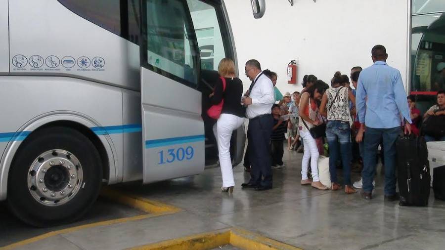 Para acceder al descuento será necesario presentar una credencial escolar vigente o una constancia con fotografía y sello oficial al comprar el boleto y abordar.