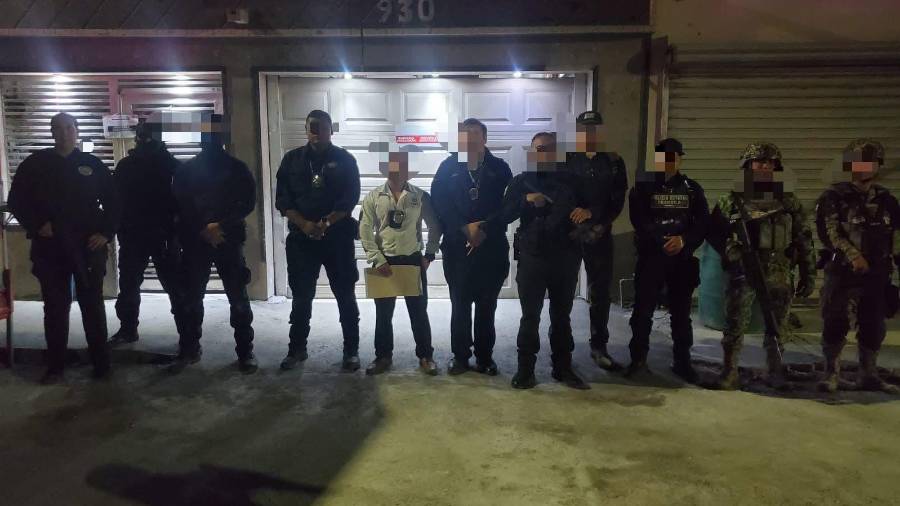 Agentes de la Fiscalía General del Estado durante el cateo en la Zona Centro de Monclova, donde se aseguraron bolsas con droga y básculas grameras.